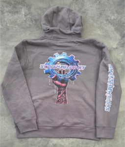 Ein Kaputzenweste mit dem Systemrelevant Logo.